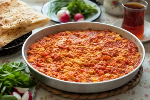 املت گوجه ایرانی با تخم‌مرغ و رب در آشپزخانه ایرانی