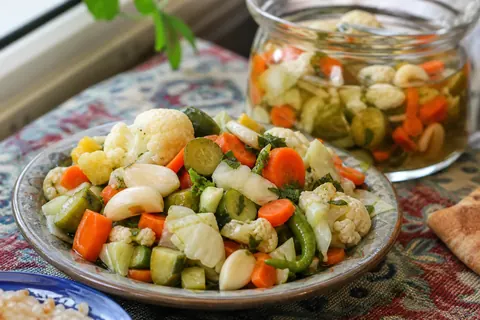 ترشی مخلوط فوری برای کنار غذا روی سفره ایرانی