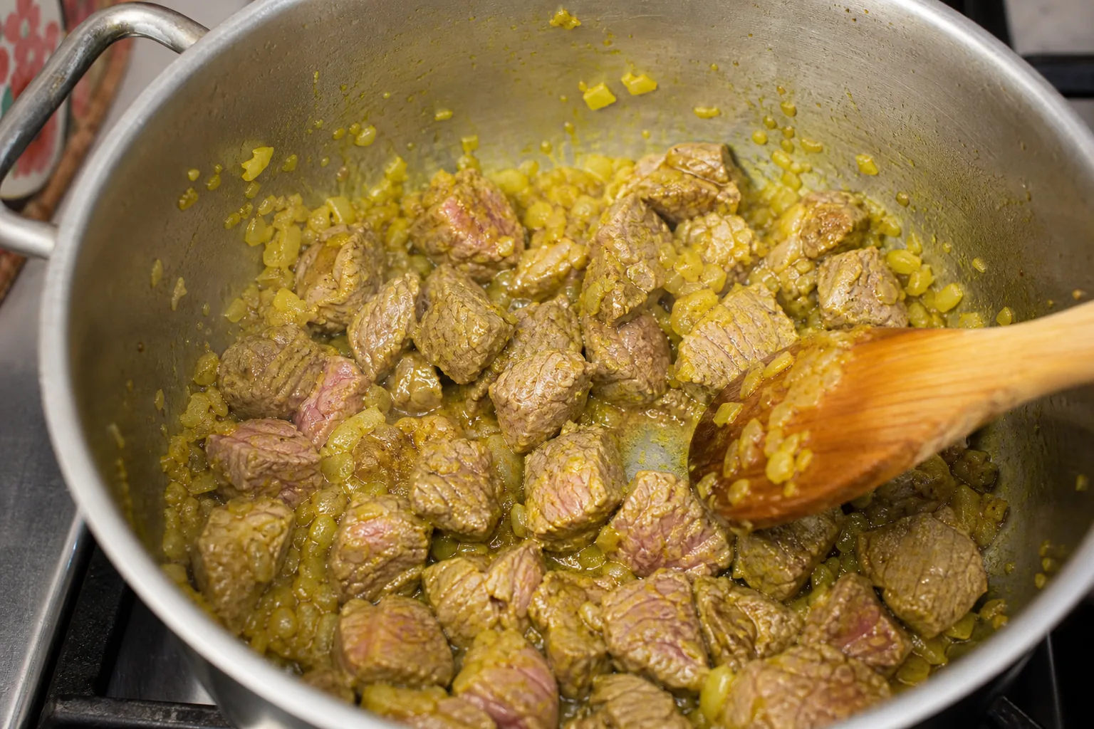 گوشت را با پیاز و ادویه ببندید