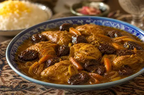 خورش مرغ و آلو برای مهمانی‌های ساده در ظرف سرامیکی