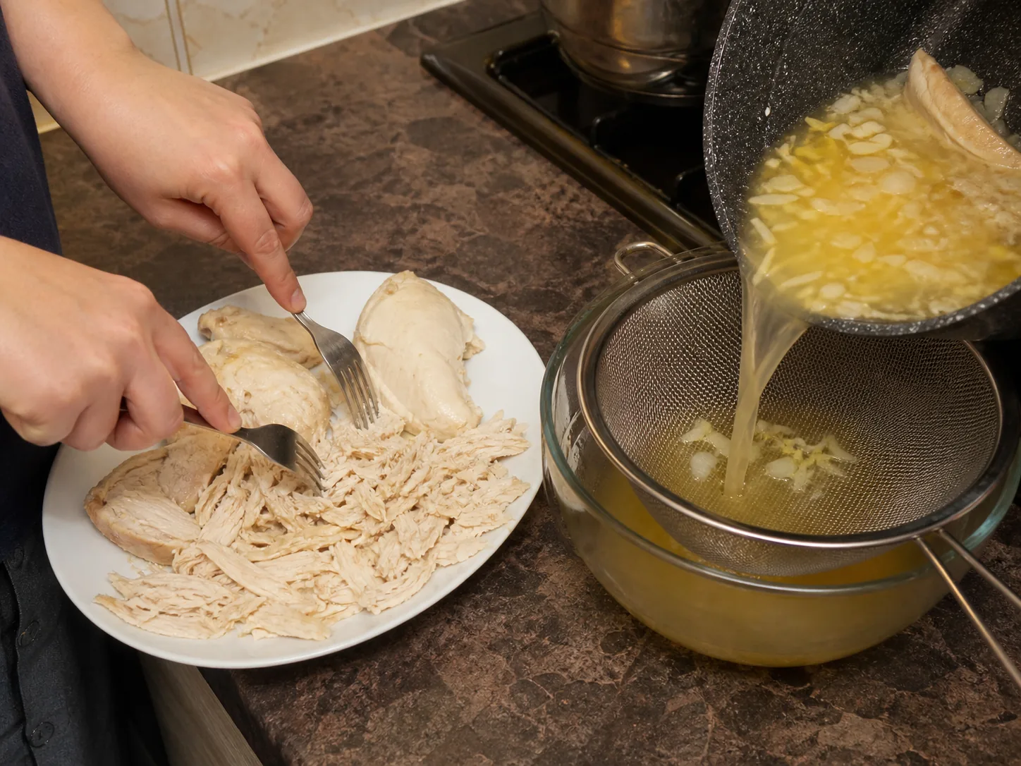 جدا کردن مرغ و صاف کردن آب‌گوشت
