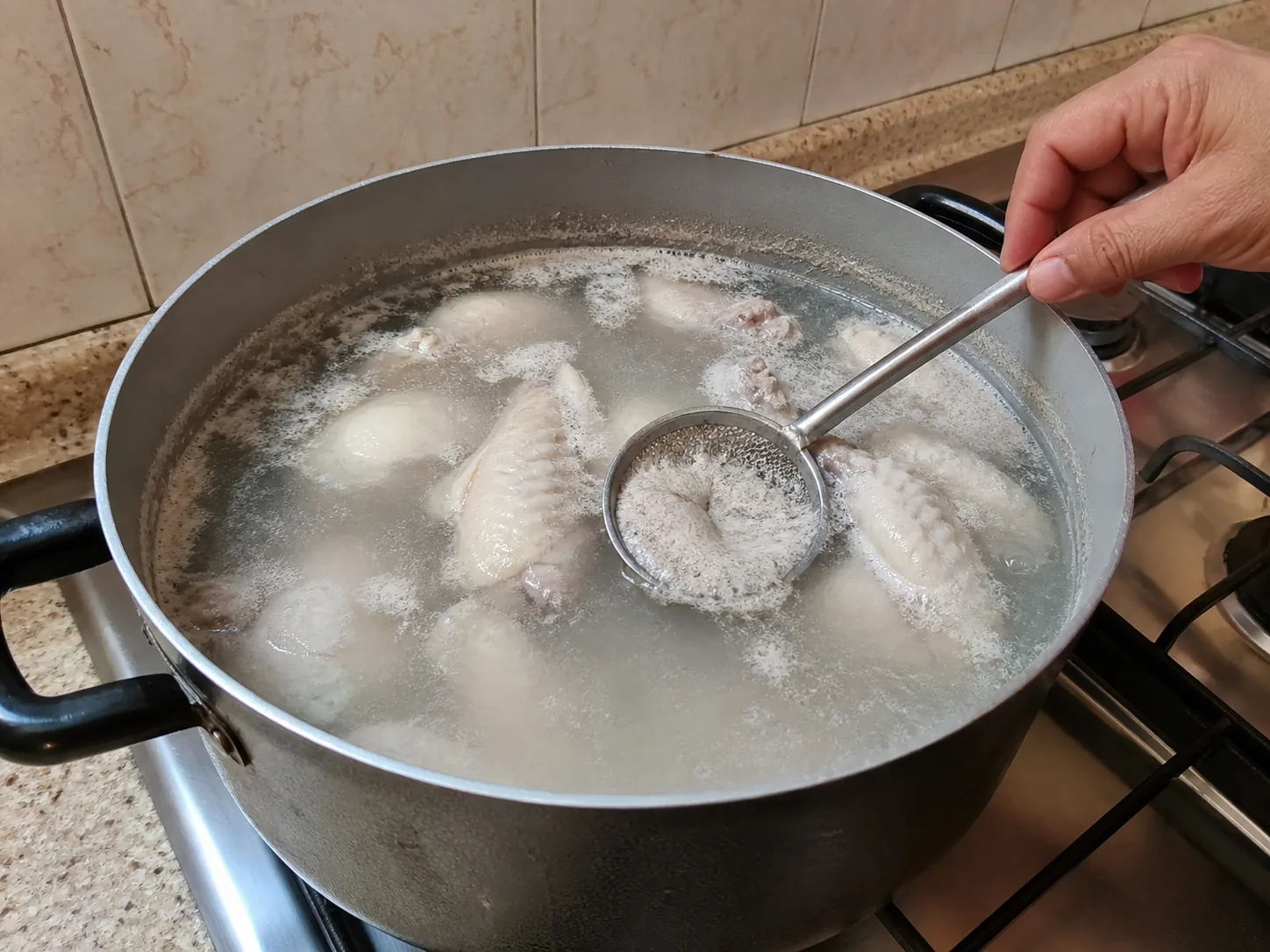 جوشاندن و کف‌گیری مرغ
