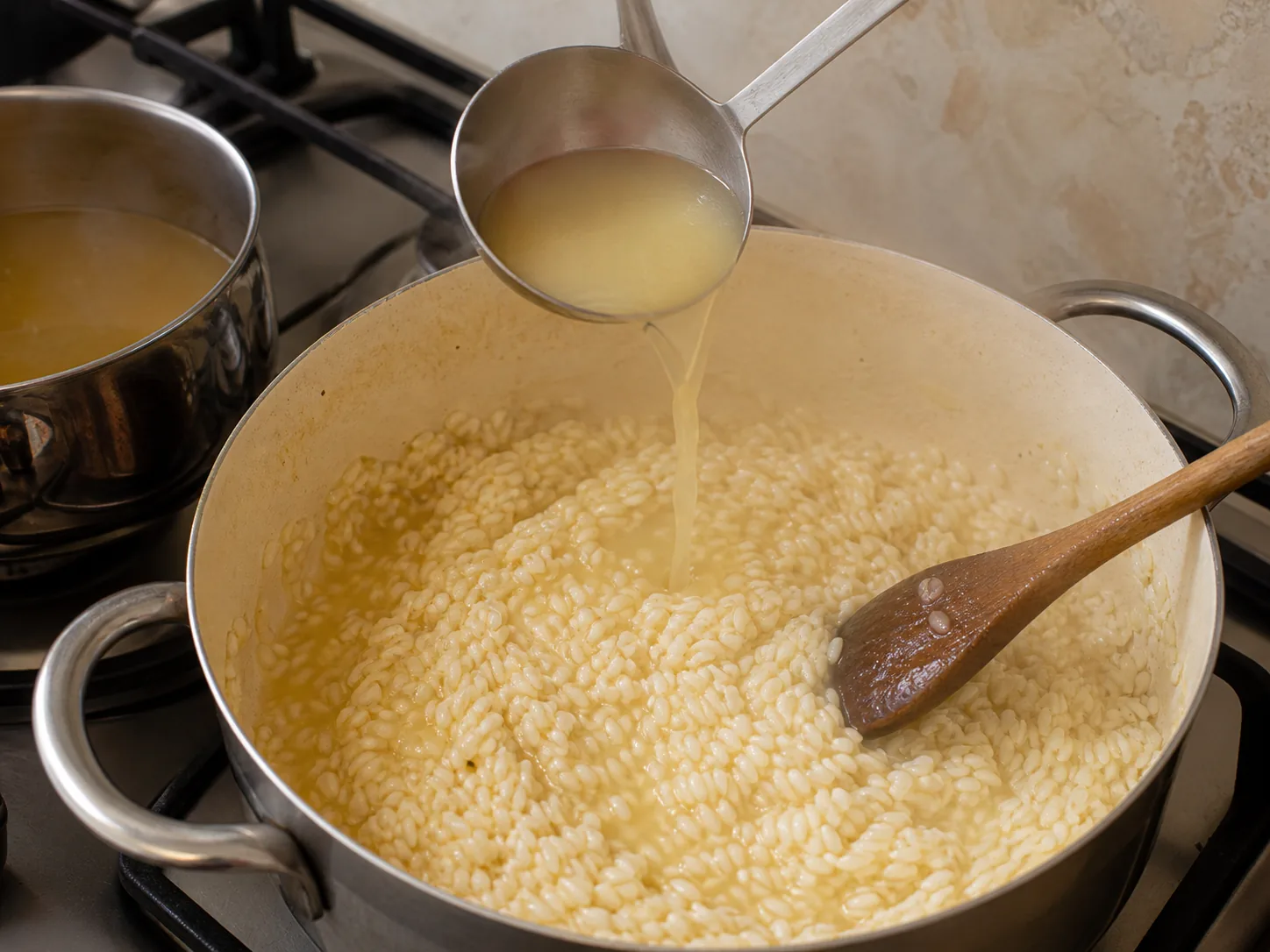 آب‌گوشت را قاشق‌قاشق اضافه کنید
