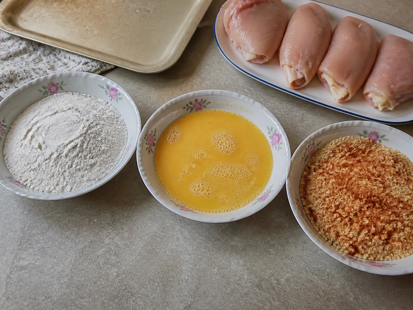 آماده کردن سه کاسه سوخاری‌کاری