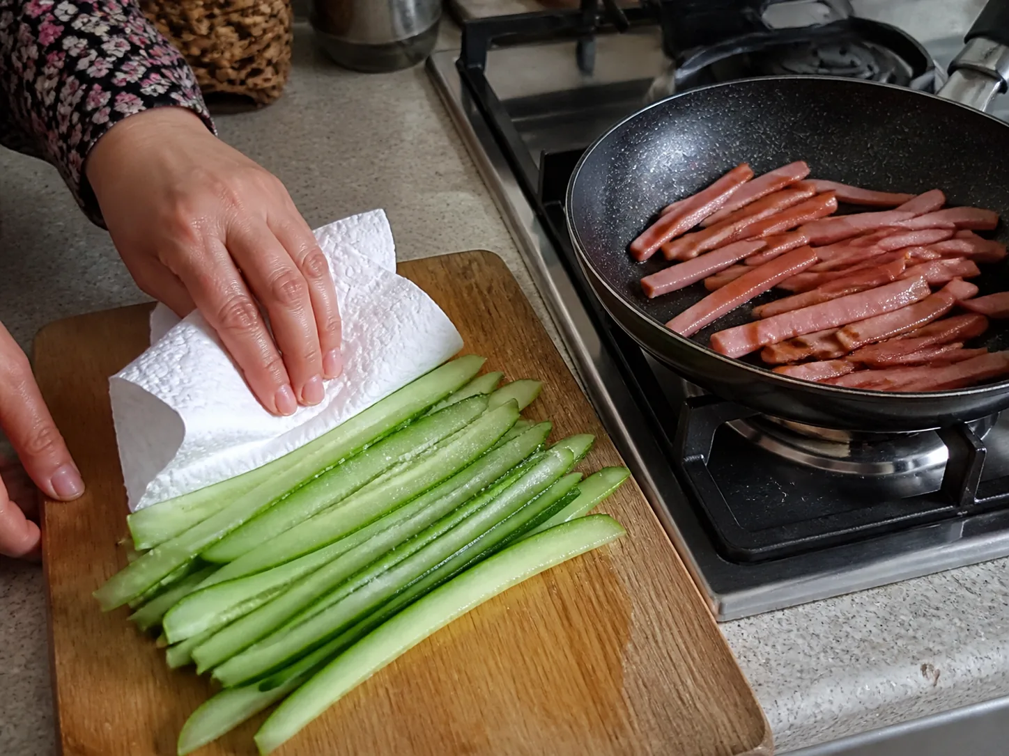 خیار و ژامبون را آماده کنید